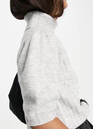 Стильный свитер с горлом и роскошными рукавами4 фото