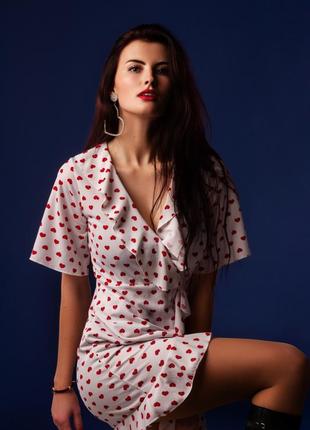 Роскошное платье prettylittlething в сердечки)