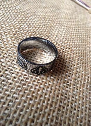 Стальное кольцо с узором.
