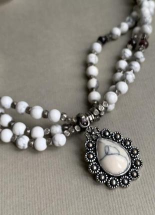 Кольє з натуральним каменем і підвіскою кулоном