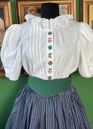 Вінтажна біла сорочка блузка з бавовни з мереживом та чарівною вишивкою