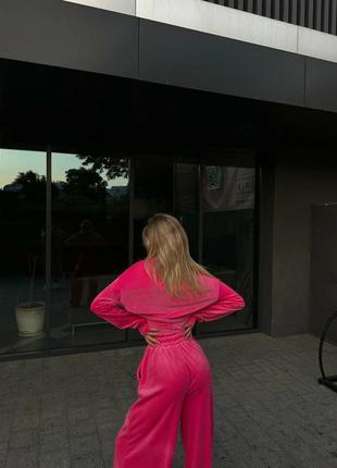 Женский розовый велюровый спортивный костюм: укороченная кофта и широкие брюки трубы2 фото