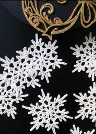 Сніжинки в'язані гачком. новорічні прикраси ручної роботи.  в'язаний декор.2 фото