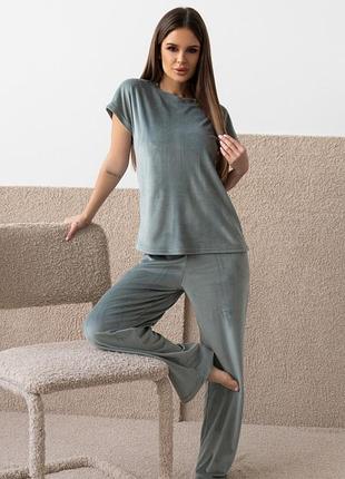 Оливковая велюровая пижама со свободными брюками