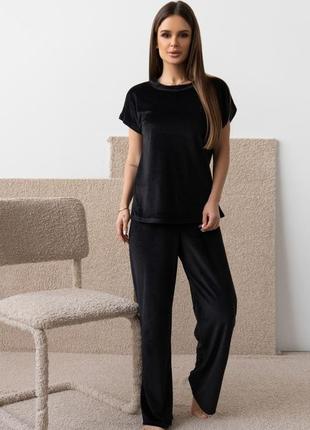 Черная велюровая пижама со свободными брюками
