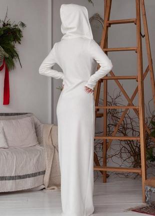 Молочное ангоровое длинное платье с разрезом и капюшоном3 фото