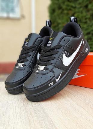 Крутые женские кроссовки nike air force 1 lv8 чёрные с белым значком