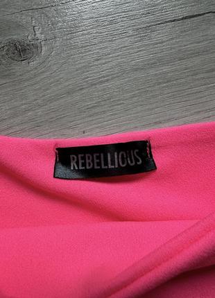 Неоново-рожевий кроп топ на одне плече rebellious7 фото