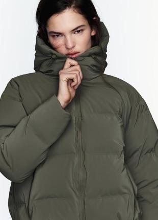 Прорезиненная утепленная куртка пуффер zara s-l стеганая зимняя демисезонная укороченная короткая женская анорак пуфер пуховик женский короткий4 фото