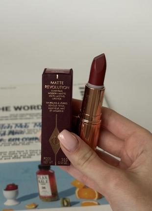 Матова зволожуюча темно червона винна ягідна бордова помада для губ charlotte tilbury matte revolution lipstick - walk of no shame