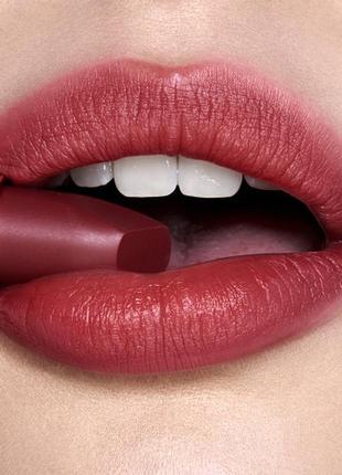 Матовая увлажняющая темно красная винная ягодная бордовая помада для губ charlotte tilbury matte revolution lipstick - walk of no shame3 фото