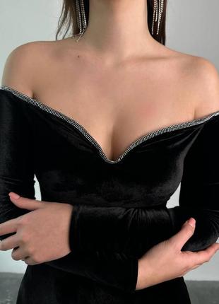 Бархатное платье мини с открытыми плечами облегающее с длинными рукавами приталенное стильное трендовое черная бархатное платье2 фото