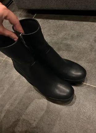 Чорні ботинки від bershka