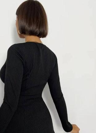 Платье из ангоры в рубчик короткая с длинными рукавами приталенное с обильной юбкой платье мини тепла стильная базовая черная4 фото