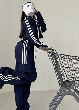 Спортивный костюм укороченная кофта на молнии штаны свободного кроя широкие комплект из пл...