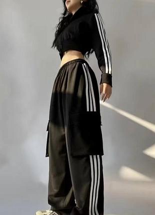 Спортивный костюм укороченная кофта на молнии штаны свободного кроя широкие комплект из пл...