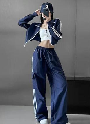 Спортивный костюм укороченная кофта на молнии штаны свободного кроя широкие комплект из пл...