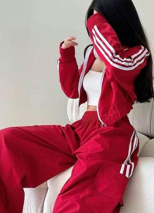 Спортивный костюм укороченная кофта на молнии штаны свободного кроя широкие комплект из пл...