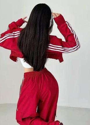 Спортивный костюм укороченная кофта на молнии штаны свободного кроя широкие комплект из пл...