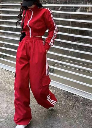 Спортивный костюм укороченная кофта на молнии штаны свободного кроя широкие комплект из пл...