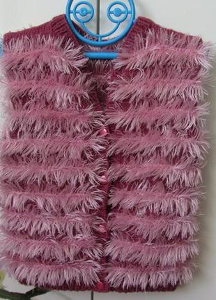 Теплая розовая красивая вязаная жилетка безрукавка на пуговицах для девочки около 2 лет