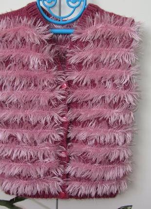 Теплая розовая красивая вязаная жилетка безрукавка на пуговицах для девочки около 2 лет2 фото