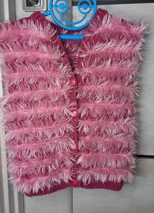 Теплая розовая красивая вязаная жилетка безрукавка на пуговицах для девочки около 2 лет4 фото