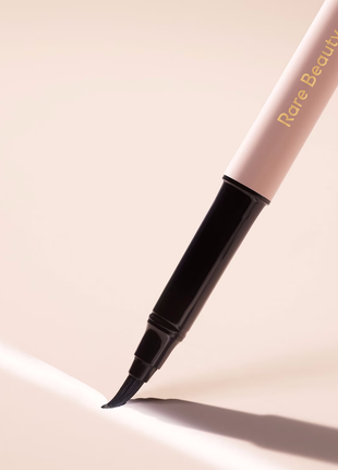 Підводка для очей rare beauty perfect strokes matte liquid liner 0,9ml1 фото