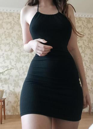 Черное платье в рубчик, с открытой спиной