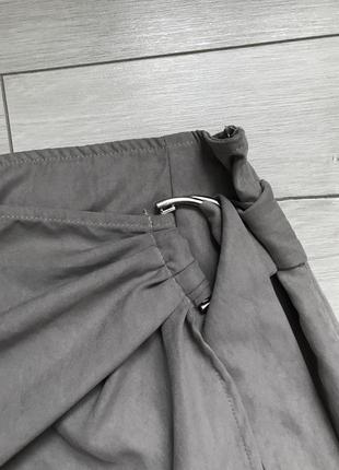 Серая юбка-миди под замш с запахом и d-образным кольцом prettylittlething6 фото
