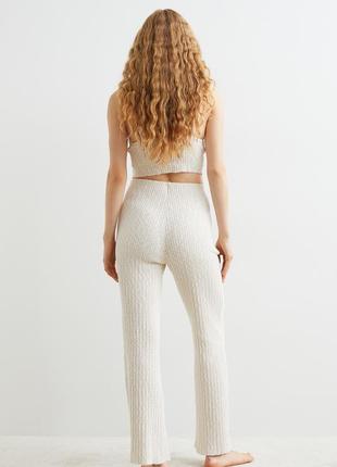 Кремовые трикотажные штаны в рубчик брюки рельефной вязки с высокой эластичной талией4 фото