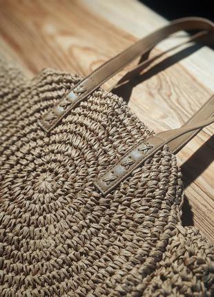 Плетеная круглая сумка из рафии chicorée1 фото