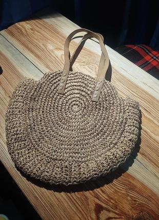 Плетеная круглая сумка из рафии chicorée3 фото