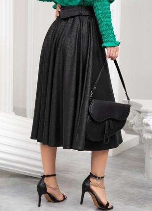 Черная фактурная юбка из эко-кожи3 фото