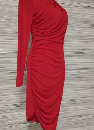 Червона драпірована міді сукня7 фото