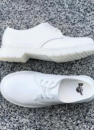 Туфлі martens jadon fur черевики лак з хутром mono white❤