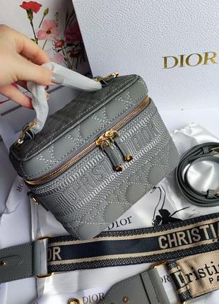 Сумка з широким ремінцем у стилі dior