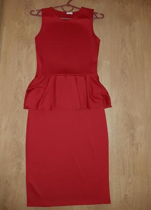 Красное женское платье, длина ниже колен1 фото