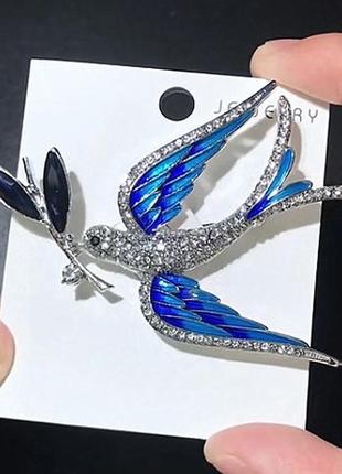 Брош голуб з гілочкою 🕊️ 2 кольори, блакитна птиця ластівка стриж, кристали емаль,...