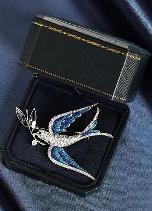Брош голуб з гілочкою 🕊️ 2 кольори, блакитна птиця ластівка стриж, кристали емаль,...