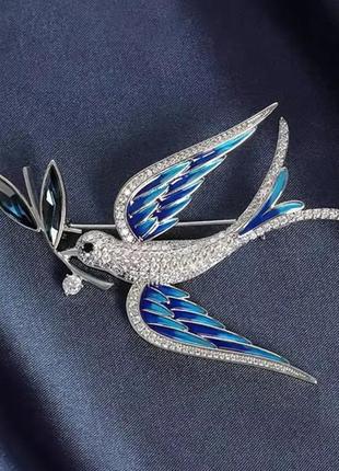 Брошь голубь с веткой 🕊️ 2 цвета, синяя птица ласточка стриж кристаллы, эмаль, серебристая5 фото