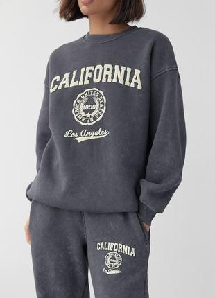 Утепленный спортивный костюм в технике тай-дай с принтом california