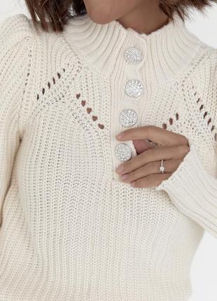 Жіночий в'язаний бежевий светр з гудзиками на комірі4 фото