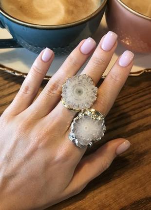Красивое кольцо из натурального камня