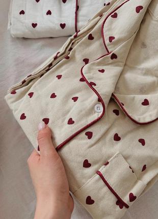 Бежевая пижама с сердечками