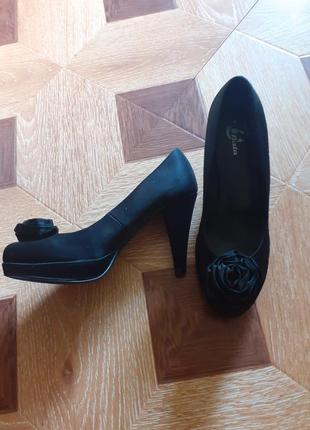 Чорні туфлі