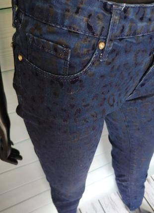 Очень крутые джинсы с леопардовым принтом