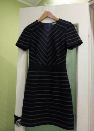 Oasis теплое приталенное черное в белую полоску платье  с коротким  рукавом