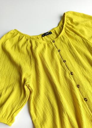 Красива стильна яскрава блуза з фактурної тканини з жатым з модним ефектом рукавом2 фото