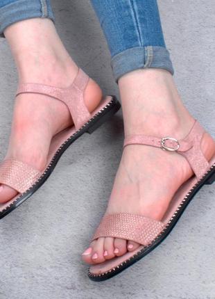 Стильные розовые пудра босоножки сандалии на плоской подошве низкий ход со стразами